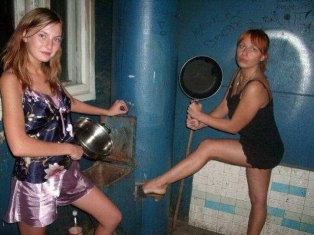 Девушка, фотоаппарат, фантастическая поза