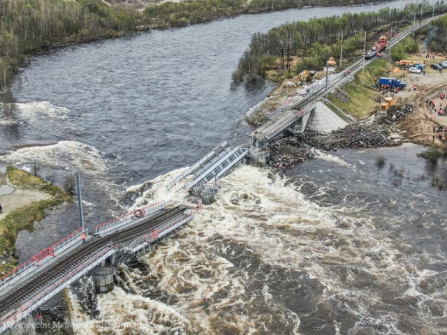 В Мурманской области половодье повредило железнодорожный мост - он разрушен