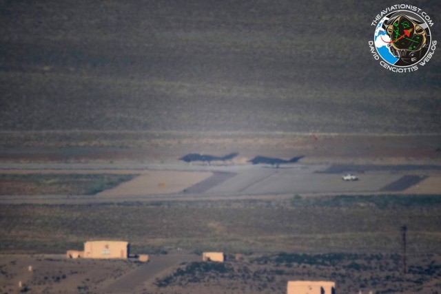 Выполнение фигур высшего пилотажа истребителем F-22 Raptor демонстрационной группы ВВС США