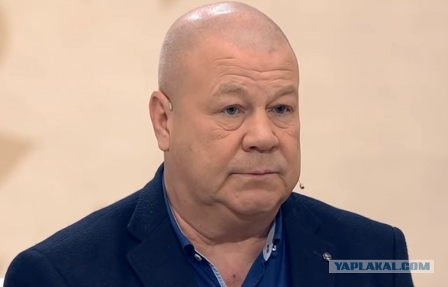 Она лысая под ее шляпой