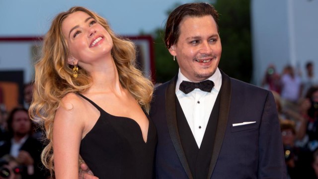 Эмбер Херд обвинила Джонни Деппа в изнасиловании бутылкой