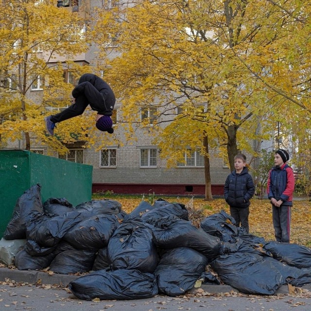 У малолеток появился новый тренд: запрыгивать в мусорные баки и снимать это на видео