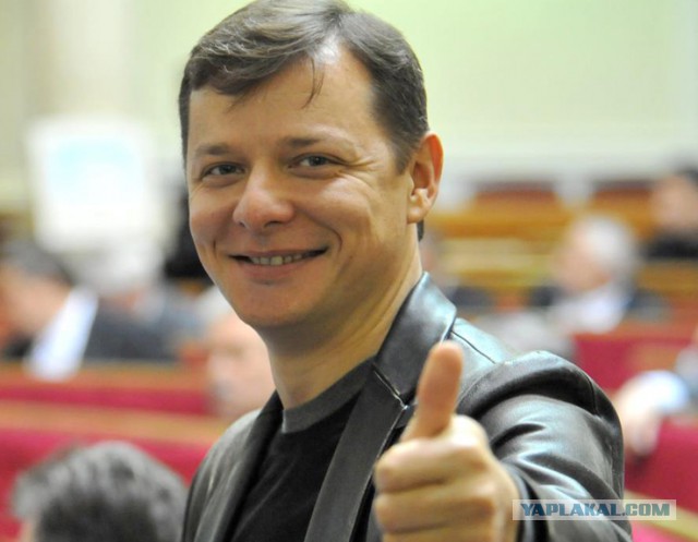 В Сети набирает популярность откровенное фото журналистки рядом с Порошенко