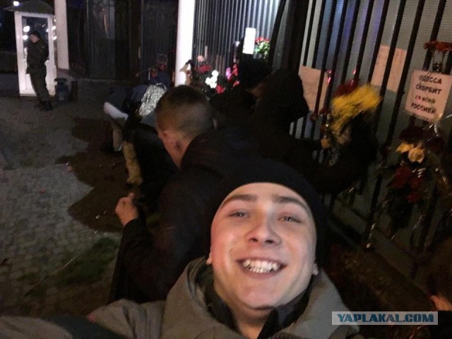 В Одессе выбросили принесенные к Генконсульству России цветы