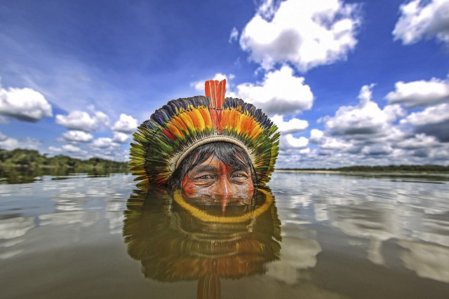 Колоритные снимки затерянного в лесах бразильского племени