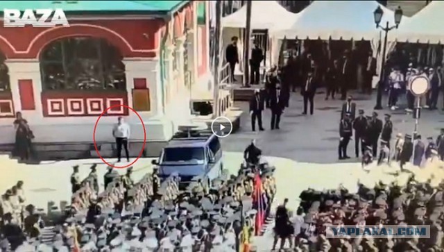 Видео с камер: 22-летний курсант Никита Ерошенко бросается с автоматом на служебный автомобиль ФСО перед парадом
