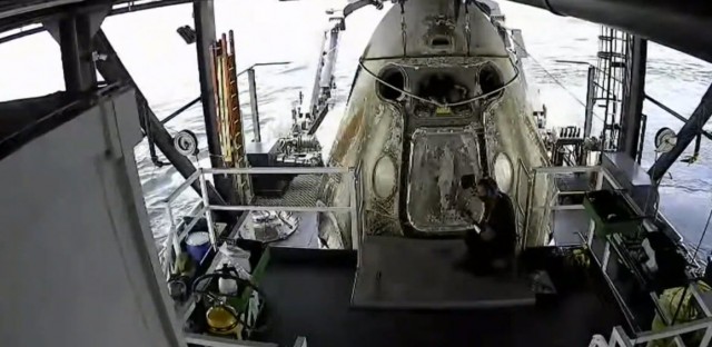 Прямо сейчас в прямом эфире посадка SpaceX DM-2