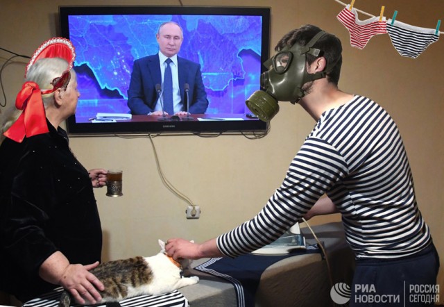 Фото от РИА Новости, как простые россияне и их кот внимательно слушают своего президента