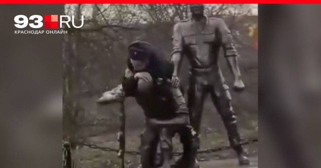 Дагестанцев арестовали и обвинили по самой жесткой части статьи за удушающий прием памятнику погибшим