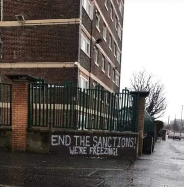 Граффити в Белфасте: Остановите санкции! Мы замёрзли!