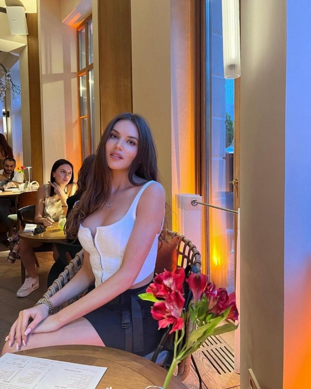 Чарует каждого их взгляд, и им к лицу любой наряд