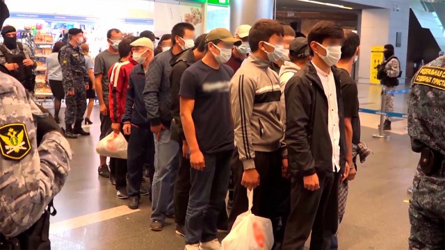 В Госдуму внесли законопроект о депортации мигрантов за домогательства