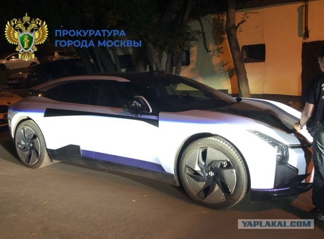 Машина въехала в толпу пешеходов и скрылась с места ДТП на Бережковской набережной в Москве