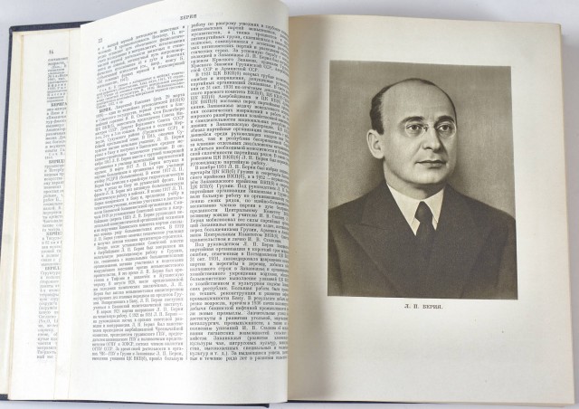 Книжные полки с книгами