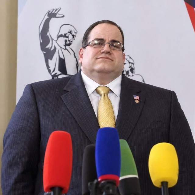 Глава Россотрудничества Игорь Чайка внезапно стал мемом в соцсетях после пресс-подхода 8 сентября
