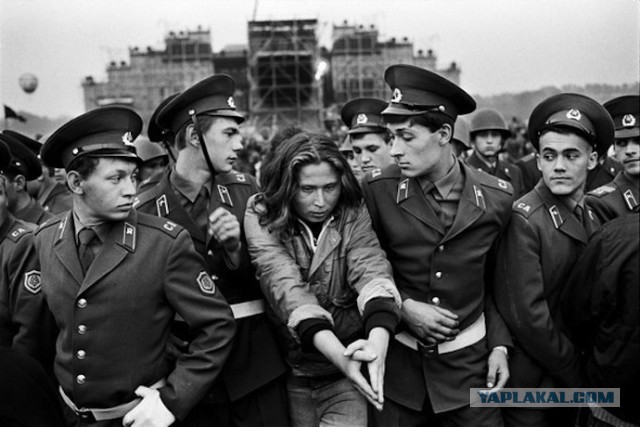 25 лет назад в Тушино прошел легендарный фестиваль "Монстры Рока"	(6 фото)
