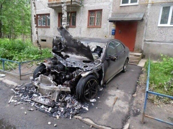 «Наказали за неправильную парковку»: В Москве спалили дорогой седан