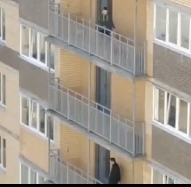 В Мурино парень выгулял собачку, выбросил мусор не выходя из дома