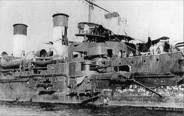 Крейсер «Аврора» в Маниле после Цусимского боя.1905 год