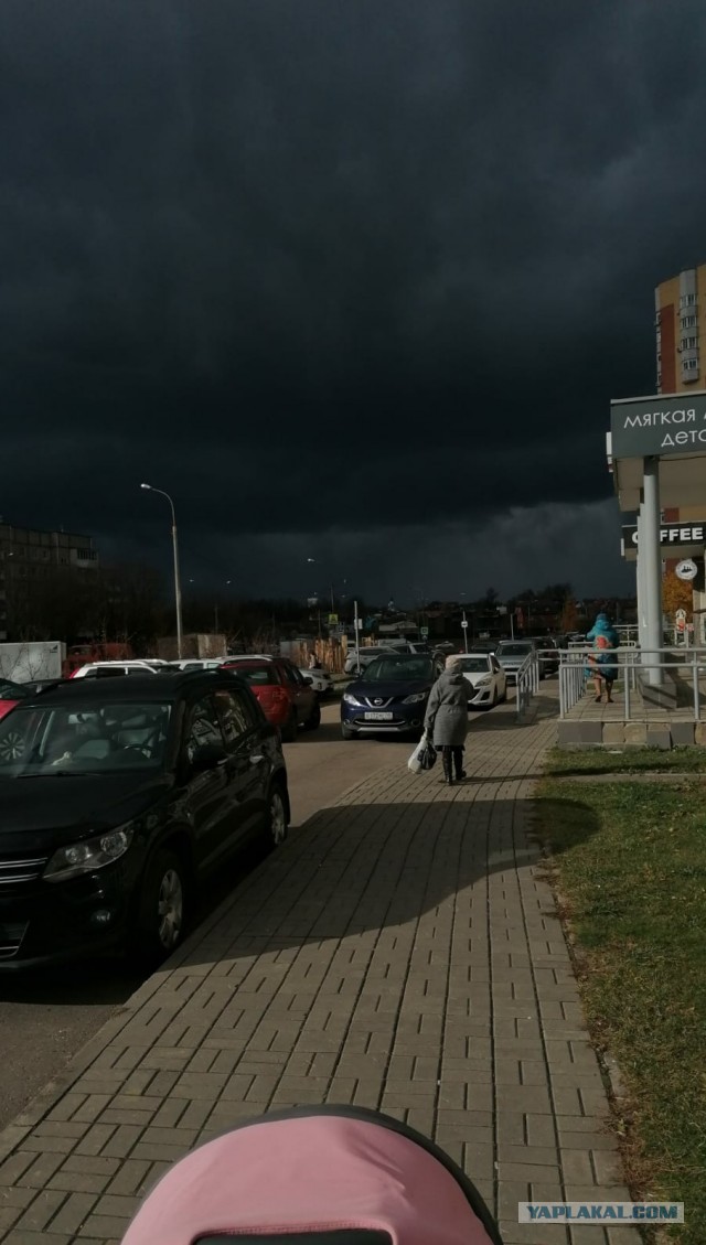 В Москве ураган. Он на Красной площади «сдул» с кремлевской стены установленные для реставрации леса и захватил один зубец