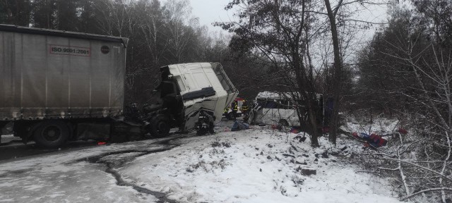 В результате жуткого ДТП с грузовиком и маршруткой под Черниговом погибло 11 человек На месте ведутся спасательные работы