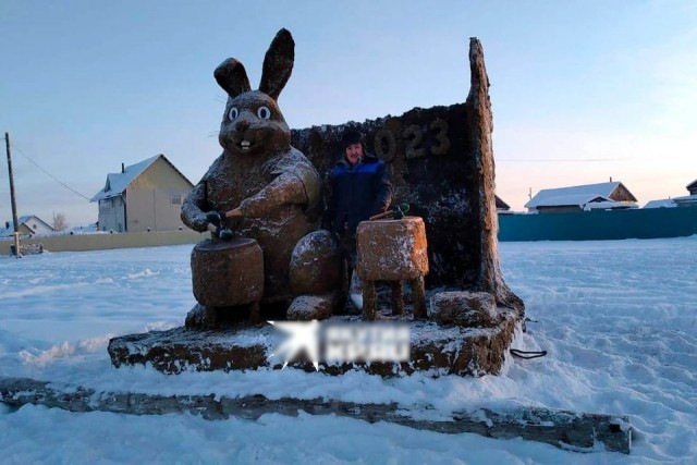 Якутский умелец слепил из навоза двухметровый символ 2023 года - кролика