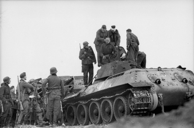 Вместе с Горобцом в Калинине в 1941 году совершил подвиг еще один танковый экипаж