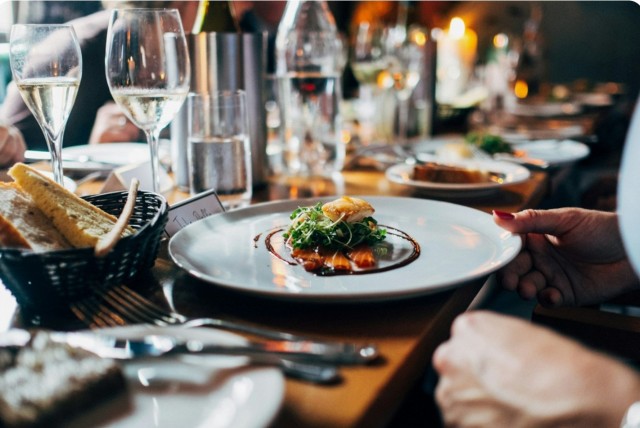 Средний чек в ресторанах Москвы достиг всего 4350 рублей, Петербурга — 5820 рублей