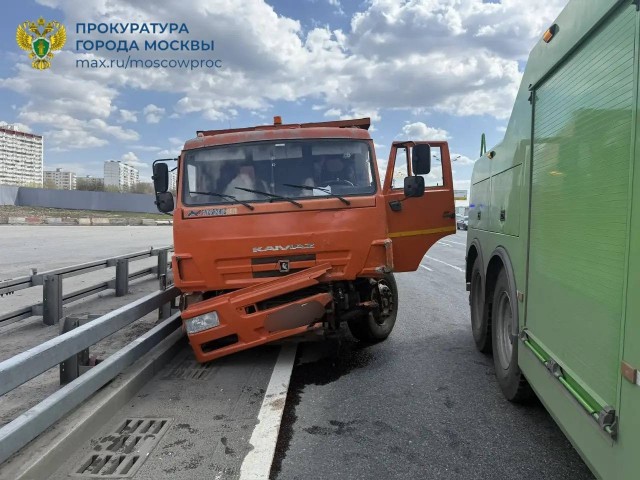 Грузовик протаранил 14 машин на МКАДе. Среди пострадавших дети.