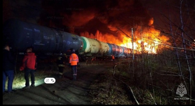 Семь цистерн продолжают гореть. Фото с места схода вагонов грузового поезда под Екатеринбургом