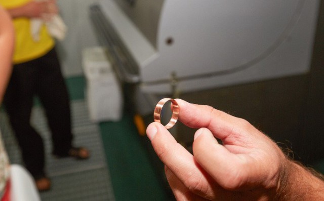 «Золото въедается в кожу, оседает на волосах, одежде, мы буквально им дышим». Репортаж с ювелирного завода