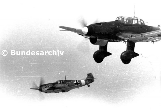 Редкий кадр! Гибель пикирующего бомбардировщика Ju-87