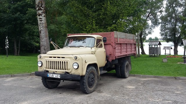 Автомобили на постаменте