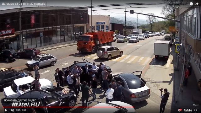 Свадебный кортеж перекрыл федеральную трассу ради танца жениха