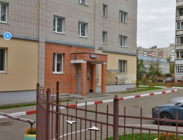 В Смоленске рухнул козырёк подъезда жилого дома... и какой-то невезучий как раз там припарковался. Карма?