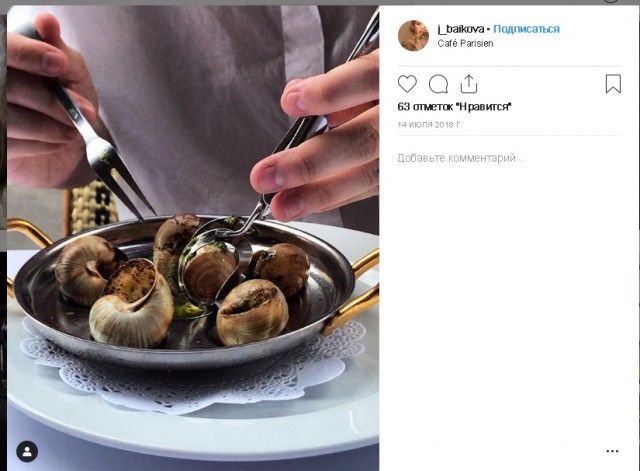 В здании МГУ факультета журналистики на Моховой прямо сейчас студентка угрожает выброситься из окна