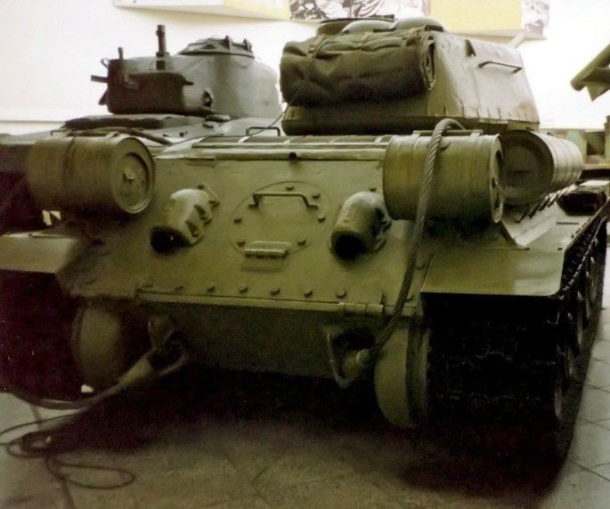 Для чего на корме Т-34 крепилось два цилиндра?