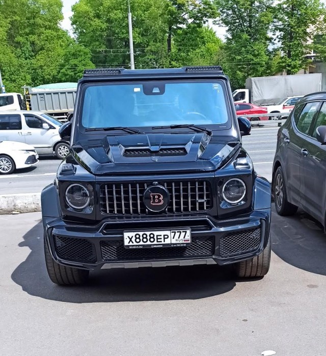 В Воронежской области поймали мужчину с чемоданом денег, автоматом и поддельным удостоверением следователя