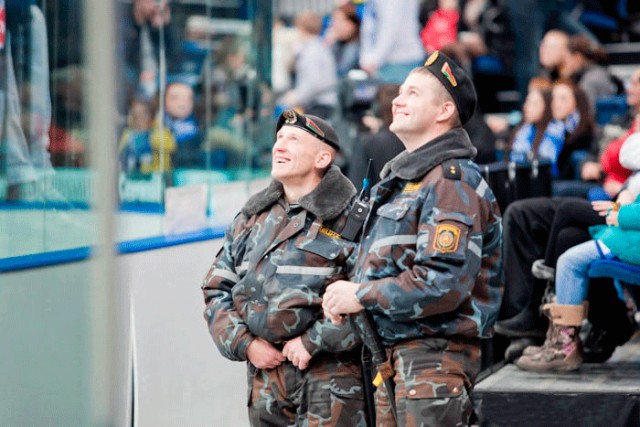 Фотожаба: Что увидели омоновцы?