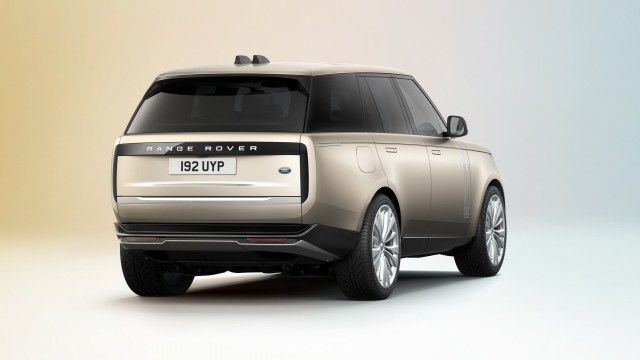 Представлен Range Rover нового поколения: дизайн стал «чище», шасси — более прочным