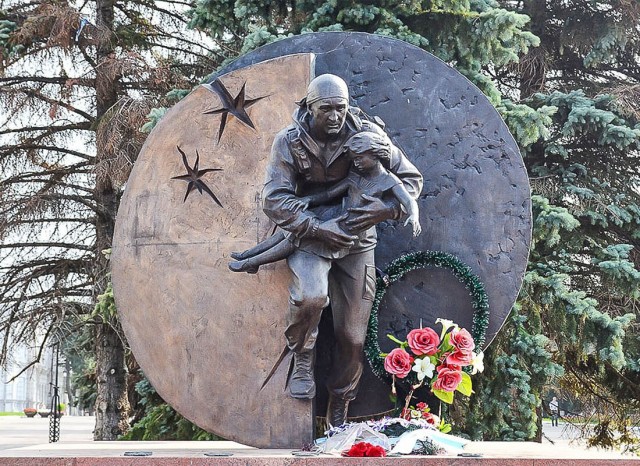 Мы научились помнить б*дей, но забыли героев