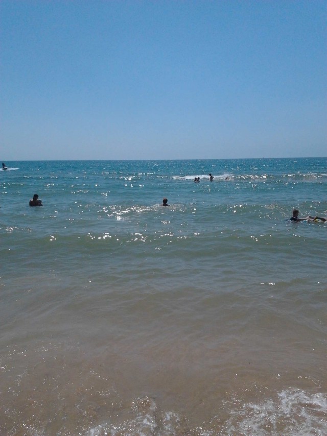 На пляжах Анапы закончились не только лежачие, но и сидячие места. Загорать там можно только стоя