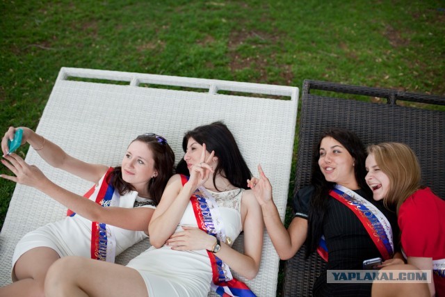 Школьницы на последнем звонке 2013