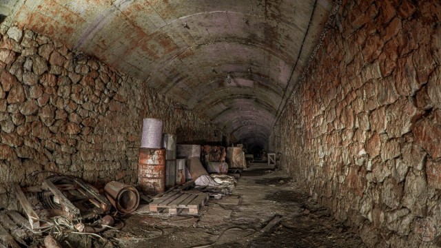 Показываю где "прятали" дефицит в СССР — это огромный подземный холодильник. Его вместимость 200 ЖД вагонов провизии!