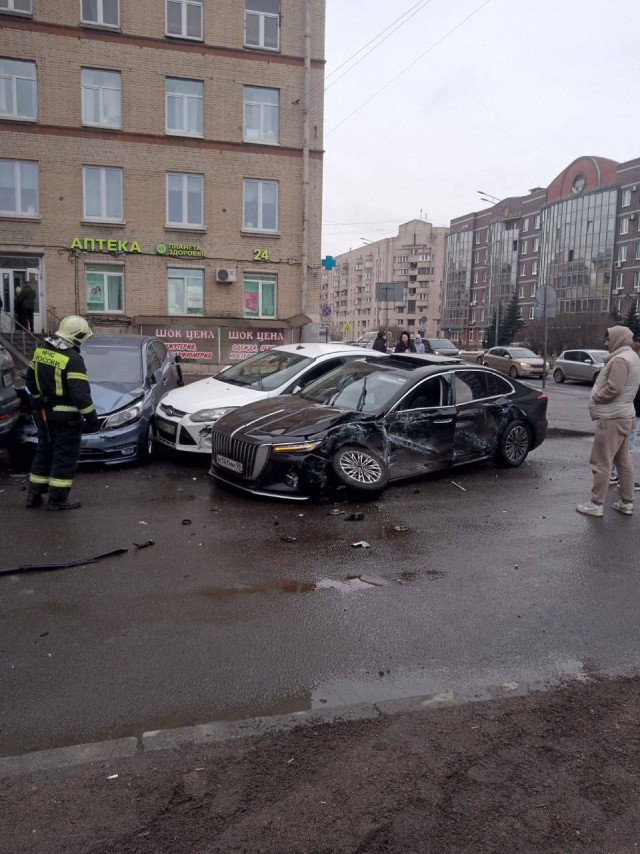 Автобус снёс остановку с людьми в Санкт-Петербурге