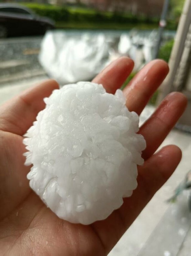 Крупный град выпал в городе Нанкин, Китай.