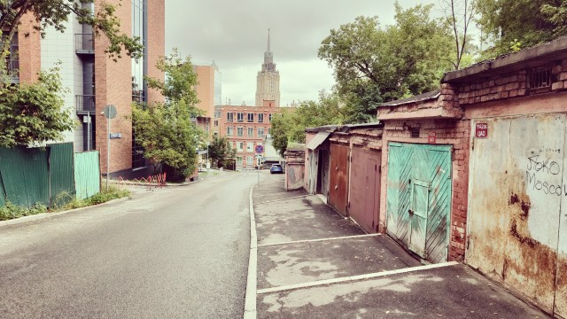 Шляюсь по Москве (городские джунгли, плоские дома и машинки)