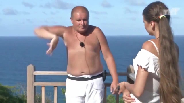 Лежащий без сознания скуф в спортивках в окружении картошки и банок пива