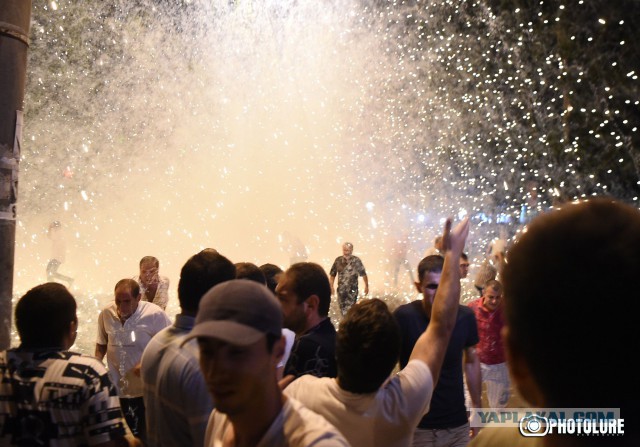 В центре Еревана начались столкновения демонстрантов с полицией