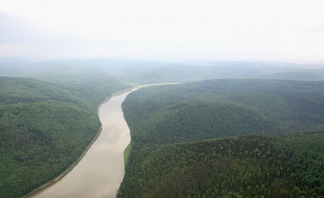 Река из расплавленного железа ускоряет течение под Россией и Канадой